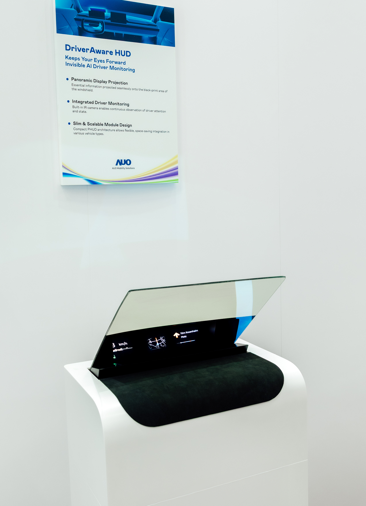 DriverAware HUD结合抬头显示器与隐藏式红外线摄影机，将车速、导航及警示讯息投影于挡风玻璃上，完美对齐驾驶目不离路的视线，同时，透过AI 监控驾驶注意力以提升安全性。